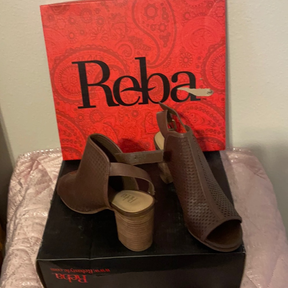Women’s shoes, brown, size 6